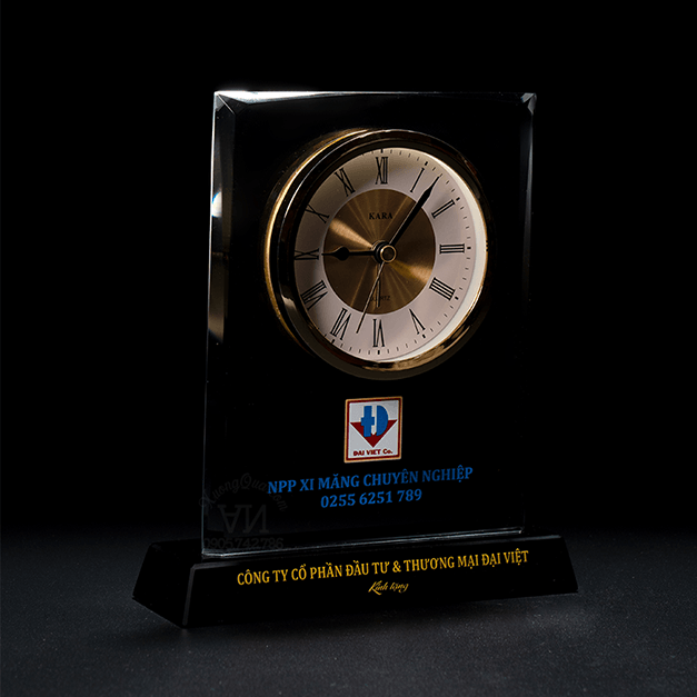 Kỷ niệm chương pha lê mặt đồng hồ